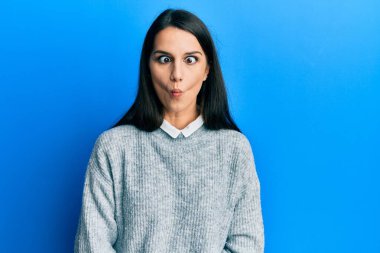 Gündelik kıyafetler giyen genç İspanyol kadın dudaklarıyla balık suratı yapıyor, çılgınca ve komik bir jest. Komik ifade. 