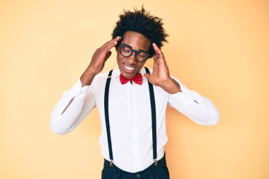 Yakışıklı Afro saçlı, hippi görünümlü, kafası ağrıyan ve strese girmiş Afro-Amerikan erkeği. migren ağrısı. 