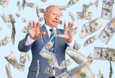 Yaşlı, beyaz saçlı, şık takım elbiseli, korku ifadesinden korkan, dehşete düşmüş, el kol hareketi yapan, şok içinde bağıran bir adam. panik konsepti.