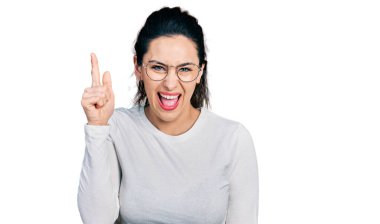 Gündelik kıyafetler giyen genç İspanyol kadın başarılı bir fikri işaret ediyor. Heyecanlı ve mutlu. Bir numara.. 