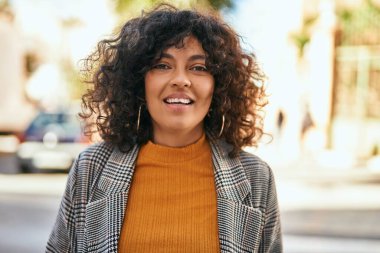 Genç İspanyol iş kadını şehirde mutlu mesut ayakta duruyor..