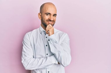 Gündelik kıyafetler giyen genç İspanyol adam kameraya bakıyor kollarını kavuşturup gülümseyerek ve çenesini kaldırarak. Olumlu düşünmek. 