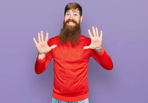 Pelirrojo Con Barba Larga Usando Ropa Casual Mostrando Señalando Con —  Fotos de Stock