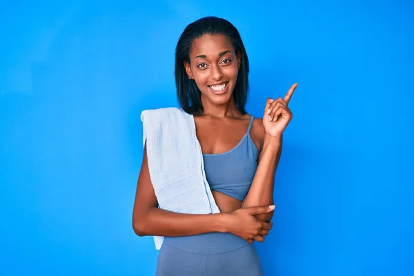 Jonge Afrikaans Amerikaanse Vrouw Draagt Sportkleding Met Een Grote Glimlach — Stockfoto