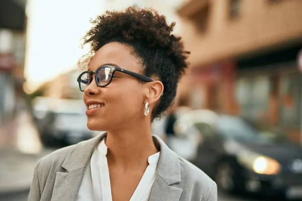 Молода Афроамериканська Комерсантка Яка Радісно Посміхається Біля Міста — стокове фото