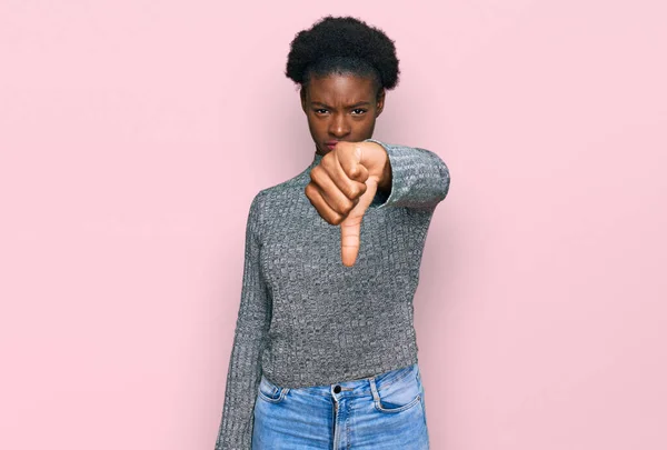 Mladá Afroameričanka Neformálním Oblečení Vypadala Nešťastně Rozzlobeně Odmítavě Odmítavě Palci — Stock fotografie