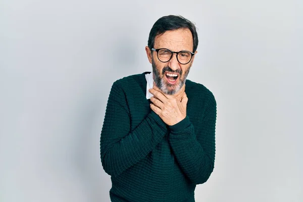 Muž Středního Věku Hispánec Neformálním Oblečení Brýlích Křičí Dusí Protože — Stock fotografie