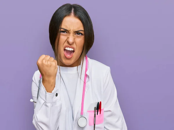 Beautiful Hispanic Woman Wearing Doctor Uniform Stethoscope Angry Mad Raising — Stok fotoğraf