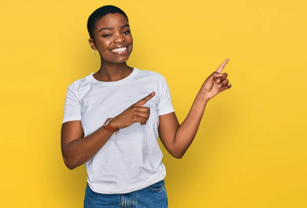 Молода Афроамериканська Жінка Білій Сорочці Посміхається Дивиться Камеру Двома Руками — стокове фото