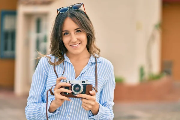 Ung Latinamerikansk Turist Kvinna Ler Glad Med Hjälp Vintage Kamera — Stockfoto