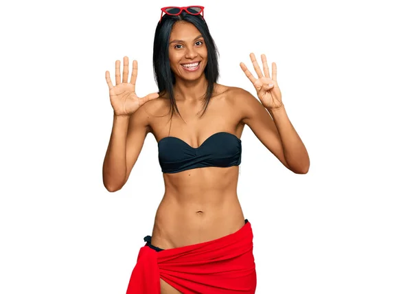 Junge Afrikanisch Amerikanische Frau Trägt Bikini Und Zeigt Mit Fingern — Stockfoto