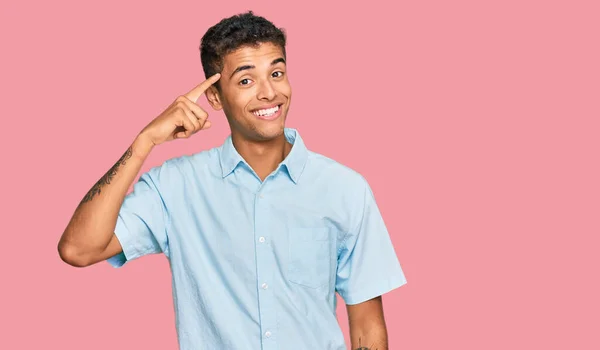Joven Hombre Afroamericano Guapo Usando Ropa Casual Sonriendo Apuntando Cabeza —  Fotos de Stock