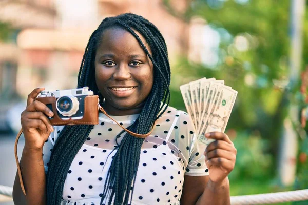 Mladý Africký Americký Turista Žena Pomocí Vintage Kamera Držení Nás — Stock fotografie