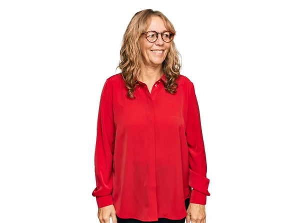 Middle Age Blonde Woman Wearing Casual Shirt Red Background Looking — ストック写真