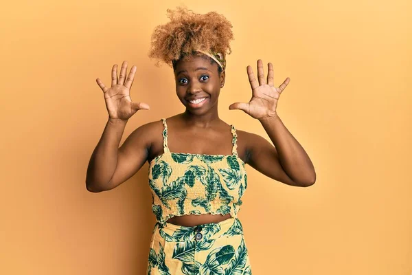 Junge Afrikanerin Mit Afro Haaren Trägt Sommerkleid Und Zeigt Mit — Stockfoto