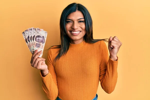 Joven Transexual Latina Transgénero Sosteniendo Billetes 500 Pesos Mexicanos Gritando — Foto de Stock