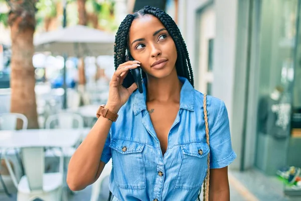 Joven Mujer Afroamericana Con Expresión Relajada Hablando Smartphone Ciudad — Foto de Stock