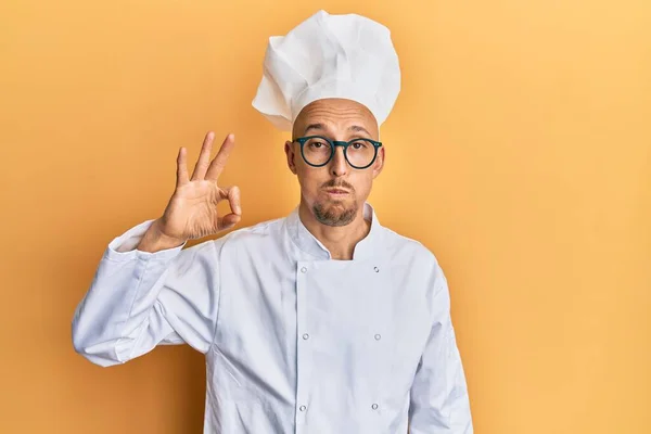 Uomo Calvo Con Barba Indossando Grembiule Cuoco Professionista Facendo Gesto — Foto Stock