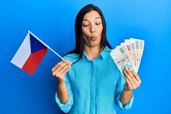 Joven Mujer Latina Sosteniendo Bandera República Checa Billetes Corea Haciendo —  Fotos de Stock