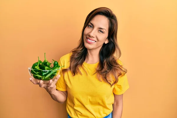 Ung Latinamerikansk Kvinna Håller Skål Med Grön Paprika Ser Positiv — Stockfoto