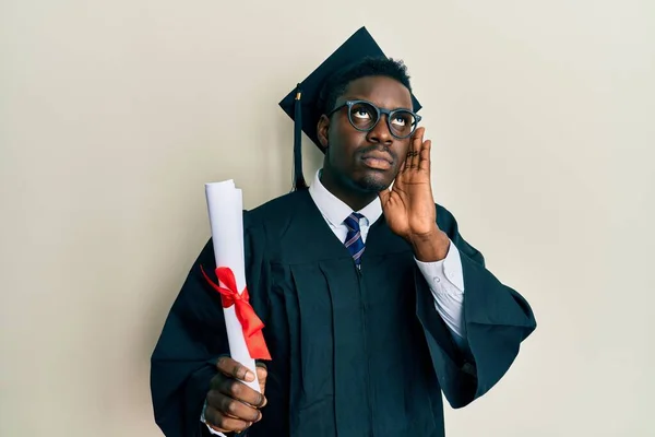 Mezuniyet Şapkası Tören Cübbesi Takan Yakışıklı Siyahi Adam Diplomasını Takmış — Stok fotoğraf