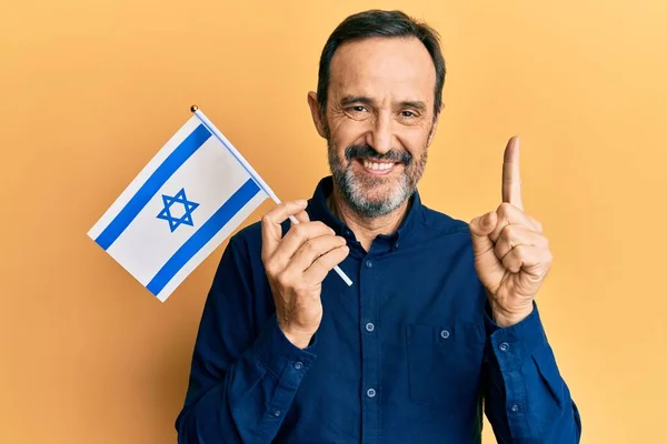 Medelålders Latinamerikan Man Som Håller Israel Flaggan Leende Med Idé — Stockfoto