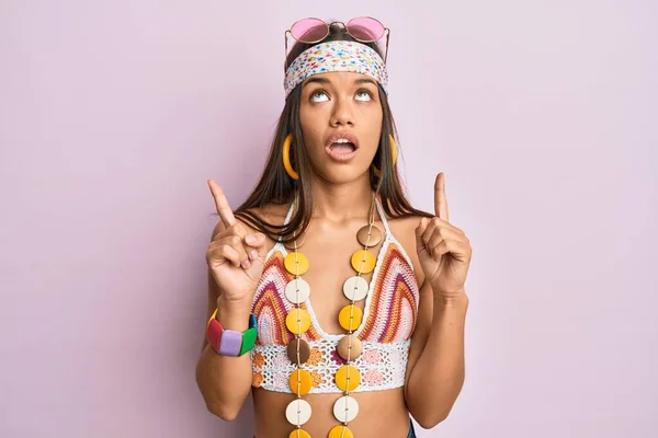Schöne Hispanische Frau Trägt Boheme Und Hippie Stil Erstaunt Und — Stockfoto