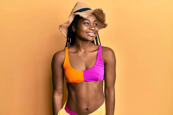 Mladá Africká Americká Žena Bikinách Letním Klobouku Hledající Stranu Relaxační — Stock fotografie