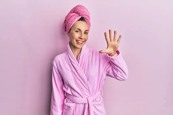 Jonge Blonde Vrouw Het Dragen Van Douche Handdoek Cap Badjas — Stockfoto