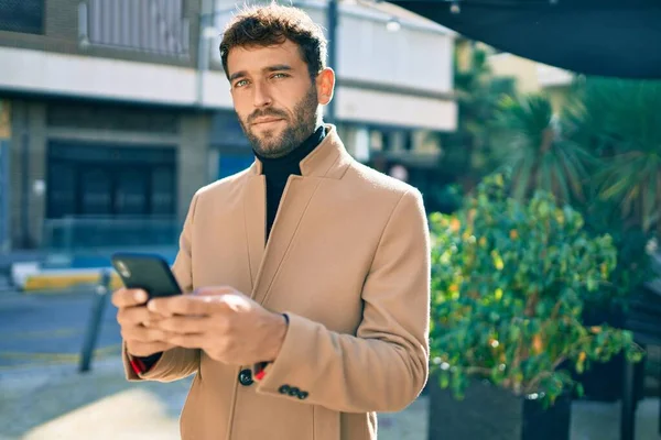 Bonito Homem Negócios Usando Jaqueta Elegante Usando Smartphone Livre — Fotografia de Stock