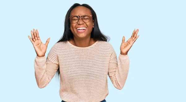 Jonge Zwarte Vrouw Draagt Casual Kleren Glazen Vieren Gek Gek — Stockfoto