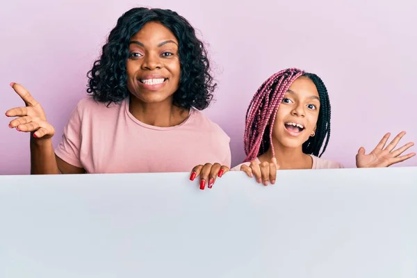 Belle Mère Fille Afro Américaine Tenant Une Bannière Vide Vierge — Photo