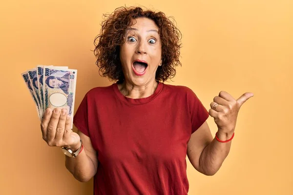 Schöne Reife Frau Mittleren Alters Die 5000 Japanische Yen Banknoten — Stockfoto