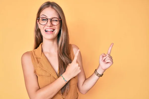 Chica Rubia Joven Con Camisa Negocios Gafas Guiñando Ojo Mirando — Foto de Stock