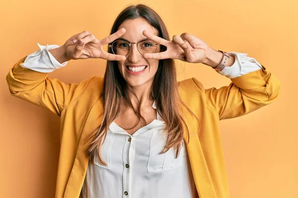 Jonge Mooie Vrouw Dragen Zakelijke Stijl Bril Doen Vrede Symbool — Stockfoto