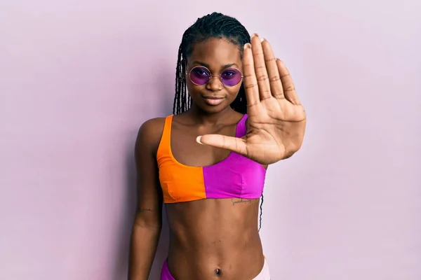 Ung Afrikansk Amerikansk Kvinna Bikini Och Solglasögon Slutar Sjunga Med — Stockfoto