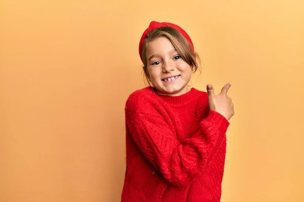 Pequena Menina Bonita Vestindo Camisola Inverno Casual Sorrindo Alegre Apontando — Fotografia de Stock