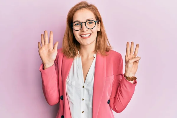 Jonge Blanke Vrouw Draagt Zakelijke Stijl Bril Tonen Wijzen Met — Stockfoto