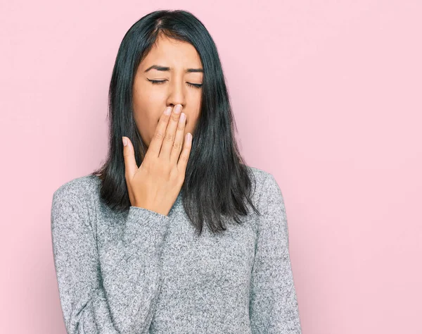 Schöne Asiatische Junge Frau Lässiger Kleidung Gelangweilt Gähnend Müde Mund — Stockfoto