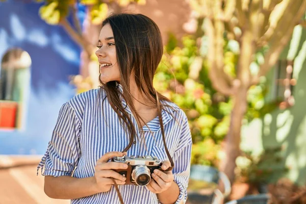 Junge Hispanische Touristin Lächelt Glücklich Mit Kamera Park — Stockfoto