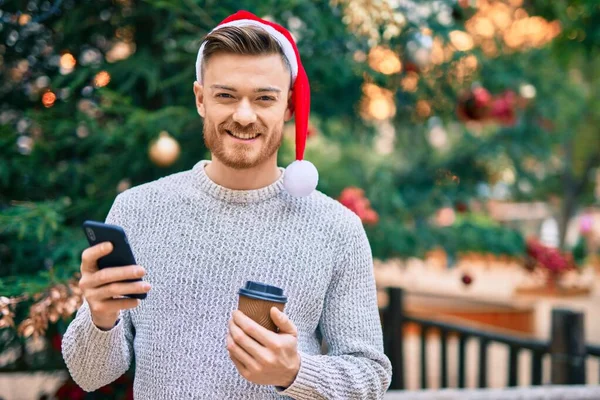 Jonge Blanke Man Draagt Kerstmuts Met Smartphone Drinkt Koffie Het — Stockfoto