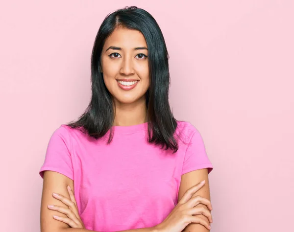 Mooie Aziatische Jonge Vrouw Met Casual Roze Shirt Vrolijk Gezicht — Stockfoto