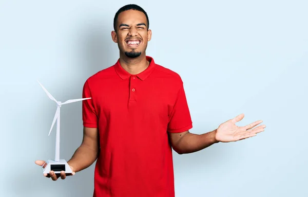 Jonge Afrikaans Amerikaanse Man Met Zonnemolen Voor Hernieuwbare Elektriciteit Viert — Stockfoto