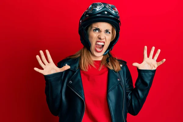 バイクヘルメットを身に着けているヒスパニック系の若い女性は狂った叫びと積極的な表現と腕を上げて叫んで フラストレーションコンセプト — ストック写真