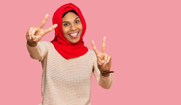 Jovem Afro Americana Vestindo Tradicional Lenço Islâmico Hijab Sorrindo Com — Fotografia de Stock