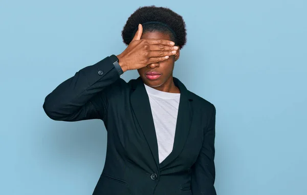 Молода Афроамериканка Одягнена Діловий Одяг Закриває Очі Руками Виглядає Серйозною — стокове фото