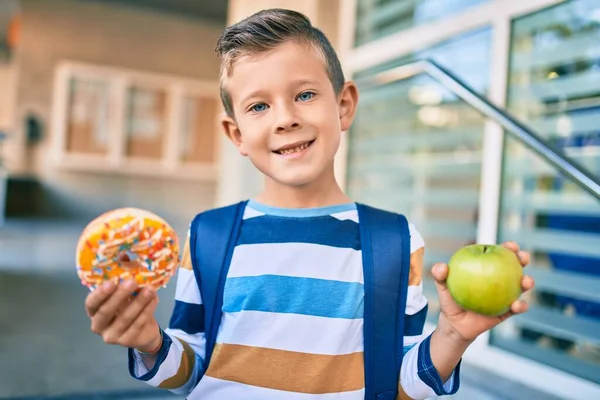 Rozkošný Kavkazský Student Chlapec Usměvavý Šťastný Drží Zelené Jablko Koblihu — Stock fotografie
