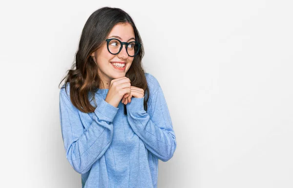 Gündelik Kıyafetler Gözlük Takan Genç Güzel Bir Kadın Gergin Heyecanlı — Stok fotoğraf
