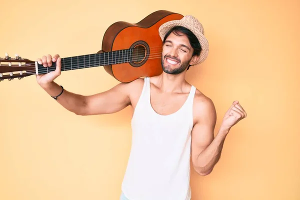 Hombre Hispano Guapo Con Guitarra Clásica Gritando Orgulloso Celebrando Victoria —  Fotos de Stock