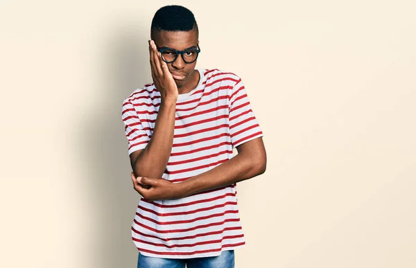年轻的非洲裔美国人 身穿休闲装 戴着眼镜 一副疲惫的样子 双手交叉 对抑郁症感到厌烦 — 图库照片